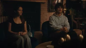 Personnes libres Intimement Tea-shirt à col coupé noir porté par (Cailee Spaeny) comme vu dans BEEF (S02E02)