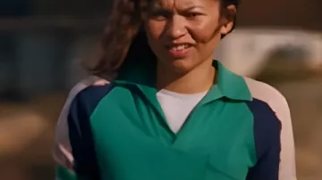 Euphoria S03 Zendaya Coleman Polo vert porté par Rue Bennett (Zendaya) tel que vu dans Euphoria
