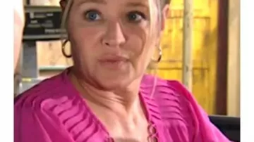 La Joven y la Inquieta Sharon Newman Pink Pintuck Top, que lleva Sharon Collins (Sharon Case) como se ve en El joven y el inquieto