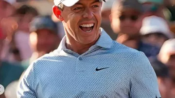 Camiseta polo de Campeón Masters que lleva Rory McIlroy en Rory McIlroy gana Masters 2026 tras un casi colapso | Un campeón que se negó a romperse