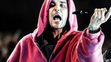 Sweat à capuche rose de Justin Bieber porté par Justin Bieber tel qu’on le voit à Coachella