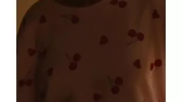 Sudadera con estampado de corazones de cereza que lleva Marisela Zumbado (Katie) en Margo's Got Money Troubles (T01)
