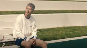 Équipe de câble du Wilson Sandrift Tennis Club portée par Woosh telle que vue dans BEEF(S02E02)