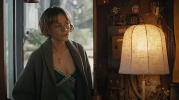 Camisela de satén con adornos Gal Gal Ribet, usada por Lindsay Crane-Martin (Carey Mulligan) como se ve en BEEF(S02E02)