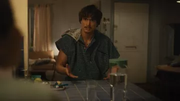 Poncho de surf Open Road Goods/Toalla con capucha para adultos/bata de cambio de mono que lleva Austin Davis (Charles Melton) como se ve en BEEF (S02E02)