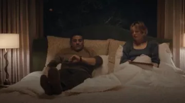 Pull à col rond John Varvatos Cambra porté par Josh Crane-Martin (Oscar Isaac) tel que vu dans BEEF (S02E03)