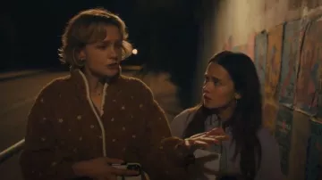 La Gran Chaqueta del Pájaro Negro llevada por el personaje Lindsay Crane-Martin (Carey Mulligan) como se ve en BEEF (S02E05)
