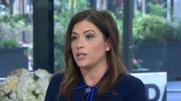 El cárdigan L'Agence Tala llevado por Chloe Melas visto en Today el 16 de abril de 2026