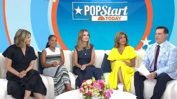 Camiseta de algodón con escote en V bordada con cinta Lela Rose, llevada por Jenna Bush Hager, vista en Today the 16 April 2026