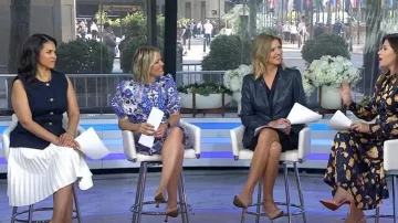 Chaqueta Cinq a Sept Louisa llevada por Christine Romans vista en Today el 20 de abril de 2026