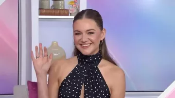 Blusa sin mangas de Alexandre Vauthier con lunares llevada por Kelsea Ballerini como se ve en Today with Jenna & Sheinelle 
20 de abril de 2026