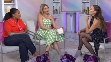 Zapatos de zapatos de satén de lunares Amina Muaddi Camelia usados por Kelsea Ballerini, tal como se ve en Today with Jenna & Sheinelle el 20 de abril de 2026