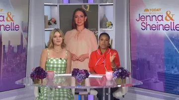 Esencial camiseta con cuello de Amberes llevada por Sheinelle Jones, vista en Today with Jenna & Sheinelle el 20 de abril de 2026