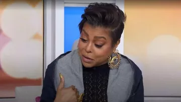 Pendientes de aro Schiaparelli Eyes usados por Taraji P. Henson como se ve en Today with Jenna & Sheinelle el 20 de abril de 2026