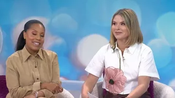 Camisa corta de botones bordada con peonías de Lela Rose que lleva Jenna Bush Hager, vista en Today with Jenna & Sheinelle el 20 de abril de 2026