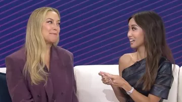 Chaqueta de seda cruzada Saint Laurent llevada por Kate Hudson tal como se ve en Today el 21 de abril de 2026