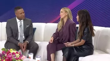 Pantalones rectos de seda plisados Saint Laurent usados por Kate Hudson tal como se ve en Today el 21 de abril de 2026