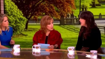 Chaqueta utilitaria de manga abullonada Cinq a Sept Holly usada por Joy Behar tal como se ve en The View el 15 de abril de 2026