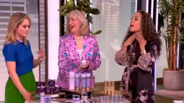Americana Escada Floral Jacquard llevada por Cathy Kangas vista en The View el 15 de abril de 2026