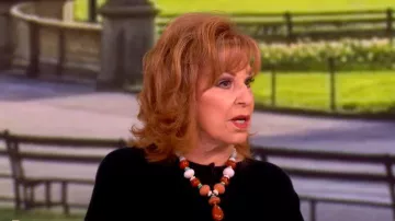 Lizzie Fortunato Andamento Collar de Piedras Múltiples y Huesos bañado en oro llevado por Joy Behar tal y como se ve en The View el 16 de abril de 2026