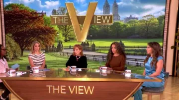Pantalones de satén de pierna recta de Stella McCartney usados por Alyssa Farah Griffin, tal como se ve en The View el 16 de abril de 2026