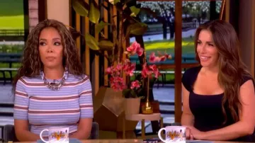 Jersey de mezcla de seda y algodón con detalles de cadena Rabanne llevado por Sunny Hostin, visto en The View el 17 de abril de 2026