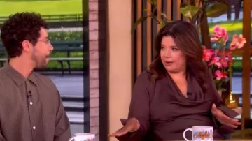 Camiseta Simkhai Symone de manga larga con cuello bajo cuello largo llevada por Ana Navarro, vista en The View el 21 de abril de 2026