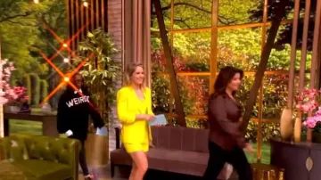 Pantalones cortos con cinturón Cinq à Sept Aldi que lleva Sara Haines tal como se ve en The View el 21 de abril de 2026