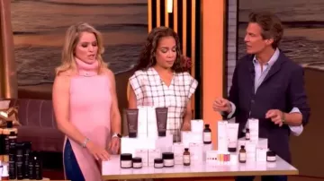 Colección Michael Kors Túnica de lino de cachemira usada por Sara Haines tal como se ve en The View el 21 de abril de 2026