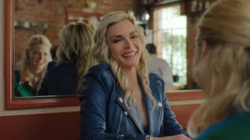 Chaqueta de cuero azul metálico con cinturón de L'Agence Billie llevada por Shyanne (Michelle Pfeiffer), como se ve en Margo's Got Money Troubles (S01E01)