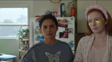 Jersey de mariposa azul rebelde uno que lleva Tessa (Laura San Giacomo) como se ve en Margo's Got Money Troubles (S01E01)