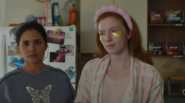 Cinta para lavar la cara de spa rosa Wsicse Sponge que lleva Kathryn (Annalise Basso), como se ve en Margo's Got Money Troubles (S01E01)