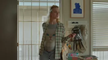 Camiseta de gato de Acne Studios que lleva Margo Millet (Elle Fanning) como se ve en Margo's Got Money Troubles (S01E01)