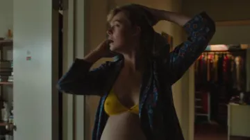 Out from Under Featherweight Triangle Bralette que lleva Margo Millet (Elle Fanning) como se ve en Margo's Got Money Troubles (S01E01)
