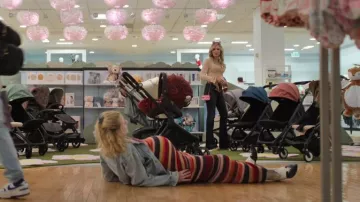 Vestido Staud Eiza que lleva Margo Millet (Elle Fanning) como se ve en Margo's Got Money Troubles (S01E01)