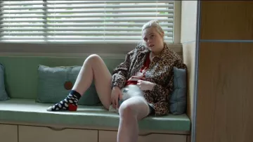 Chemise Sezane Max portée par Margo Millet (Elle Fanning) comme vu dans Margo’s Got Money Troubles (S01E02)