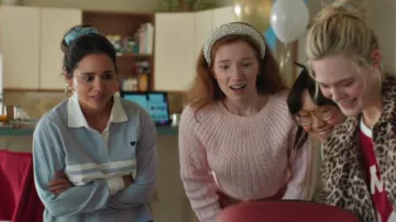 Camiseta de rugby de algodón relajado de Aritzia que lleva Katie (Marisela Zumbado) como se ve en Margo's Got Money Troubles (S01E02)