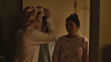 Sudadera con patrón de corazones de cereza de Target que lleva Katie (Marisela Zumbado) como se ve en Margo's Got Money Troubles (S01E02)