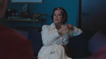 Dries Van Noten Abrigo de algodón Ronald usado por Elizabeth Gable (Marcia Gay Harden) como se ve en Margo's Got Money Troubles (S01E03)