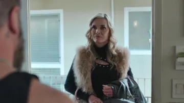 Camiseta femenina de cuello flicto con recortes con tachuelas de INC International que lleva Shyanne (Michelle Pfeiffer), como se ve en Margo's Got Money Troubles (S01E03)