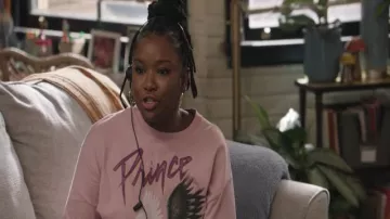 Daydreamer LA Prince y The Revolution Crop llevada por Erika (Courtney Taylor) tal como se ve en Abbott Elementary (S05E20)