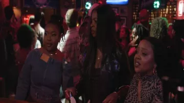Akira Shake It Off Denim Off The Shoulder que lleva Erika (Courtney Taylor) como se ve en Abbott Elementary (S05E20)