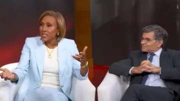 Collar statement Julie Vos Laguna llevado por Robin Roberts tal y como se ve en Good Morning America el 21 de abril de 2026