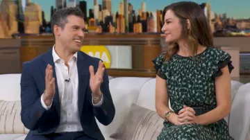 Robe Maxi imprimée à manches drapées du Club Monaco portée par Rebecca Jarvis, telle que vue dans Good Morning America du 21 avril 2026