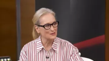 Camisa de seda de rayas oversized de sarga de seda de lirio usada por Meryl Streep, vista en Good Morning America el 21 de abril de 2026