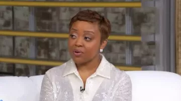 Camiseta adornada con lentejuelas de Tory Burch llevada por Quinta Brunson vista en Good Morning America el 21 de abril de 2026
