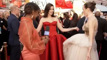 Falda Winton en dalia de Khaite llevada por Deborah Roberts vista en Good Morning America el 21 de abril de 2026