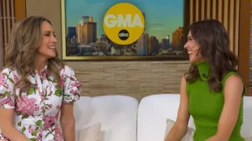 Alice + Olivia Darcey camiseta de cuello alto llevada por Sophie Flay vista en Good Morning America el 22 de abril de 2026