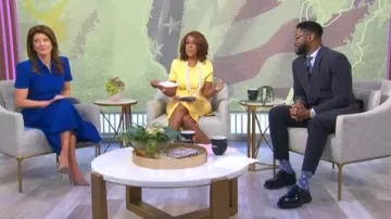 Vestido de cuello de manga fruncida de punto crepé Scanlan Theodore llevado por Norah O'Donnell, visto en CBS Mornings el 13 de abril de 2026