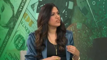Cinco a sept Chaqueta Cheyenne de satén que lleva Sue Varma vista en CBS Mornings el 13 de abril de 2026